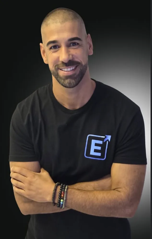 Pedro Carimo, personal trainer, de braços cruzados e a sorrir